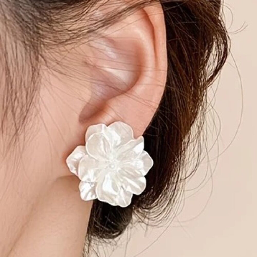 WHITE FLOWER CLIP EARRINGS